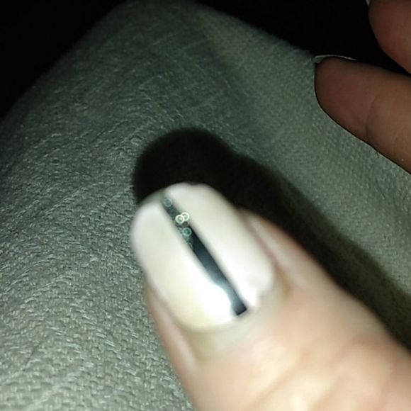 How  to apply nail wraps - Picture 10 of 12